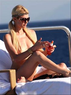 Пэрис Хилтон топлесс на яхте фото #11