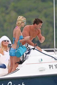 Пэрис Хилтон в цельном купальнике на Бора-Бора фото #2