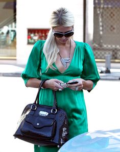 Торчащие соски Пэрис Хилтон возле ресторана фото #6