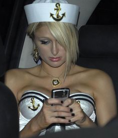 Пэрис Хилтон в откровенном наряде морячки на Хэллоуин фото #1