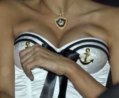 Пэрис Хилтон в откровенном наряде морячки на Хэллоуин фото #3