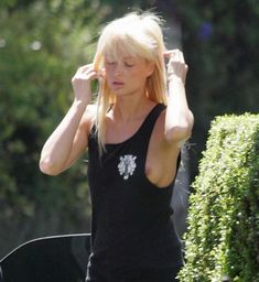 У Пэрис Хилтон выпала голая грудь