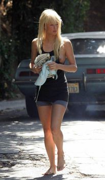 У Пэрис Хилтон выпала голая грудь