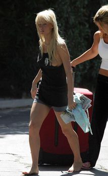 У Пэрис Хилтон выпала голая грудь