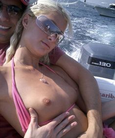 Бестыжая Пэрис Хилтон показывает голую грудь фото #3