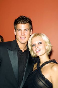 Пэрис Хилтон в просвечивающем платье фото #3