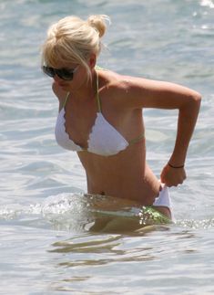 Возбуждающее тело Анны Фэрис в бикини на Гавайях фото #9