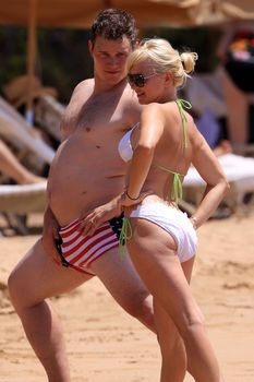 Возбуждающее тело Анны Фэрис в бикини на Гавайях фото #15