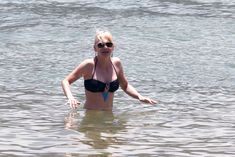 Анна Фэрис в черном бикини на Гавайях фото #5