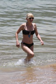 Анна Фэрис в черном бикини на Гавайях фото #6