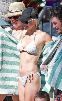 Анна Фэрис в белом бикини на пляже на Гавайях фото #4