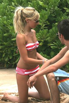 Эшли Тисдейл празднует день рождения на пляже Майами фото #1