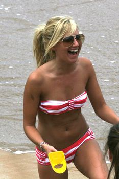 Эшли Тисдейл празднует день рождения на пляже Майами фото #5