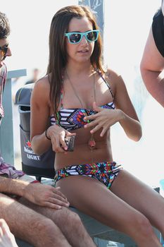 Сексуальная красотка Эшли Тисдейл в якром бикини фото #7