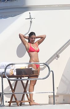 Красотка Нина Добрев развлекается на яхте в Сан-Тропе фото #1