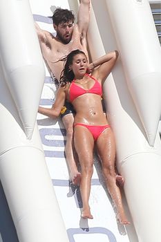 Красотка Нина Добрев развлекается на яхте в Сан-Тропе фото #8