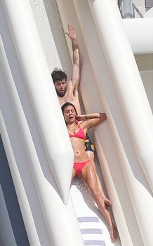 Красотка Нина Добрев развлекается на яхте в Сан-Тропе фото #9