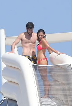 Красотка Нина Добрев развлекается на яхте в Сан-Тропе фото #10