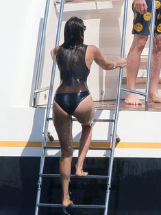 Мокрая Нина Добрев на яхте во Франции фото #1