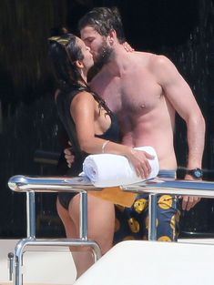 Мокрая Нина Добрев на яхте во Франции фото #6