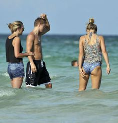 Джулианна Хью отдыхает в Майами фото #9