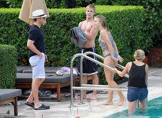 Джулианна Хью отдыхает в Майами фото #11