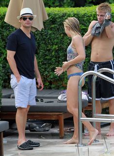 Джулианна Хью отдыхает в Майами фото #12