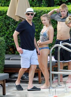 Джулианна Хью отдыхает в Майами фото #13