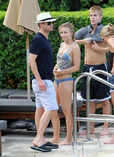 Джулианна Хью отдыхает в Майами фото #14