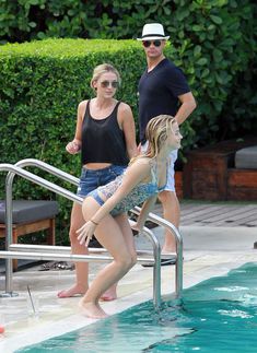 Джулианна Хью отдыхает в Майами фото #15