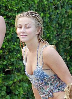 Джулианна Хью отдыхает в Майами фото #17