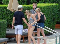 Джулианна Хью отдыхает в Майами фото #18