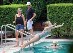 Джулианна Хью отдыхает в Майами фото #19