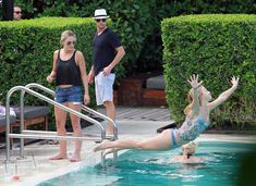 Джулианна Хью отдыхает в Майами фото #20