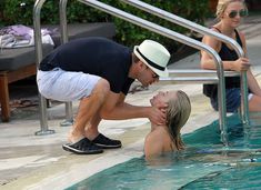 Джулианна Хью отдыхает в Майами фото #21