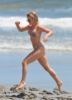 Возбуждающее тело Джулианны Хаф в бикини фото #3
