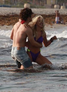 Секси Джулианна Хаф в бикини на съемках в Майами фото #6