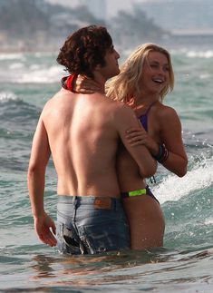 Секси Джулианна Хаф в бикини на съемках в Майами фото #12