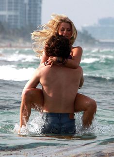 Секси Джулианна Хаф в бикини на съемках в Майами фото #14