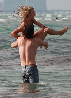 Секси Джулианна Хаф в бикини на съемках в Майами фото #17