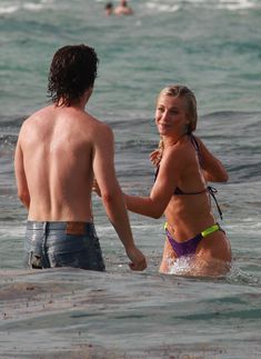 Секси Джулианна Хаф в бикини на съемках в Майами фото #21