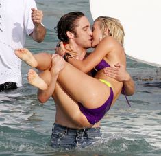 Секси Джулианна Хаф в бикини на съемках в Майами фото #25