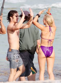 Секси Джулианна Хаф в бикини на съемках в Майами фото #33