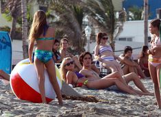 Секси Джулианна Хаф в бикини на съемках в Майами фото #39