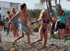 Секси Джулианна Хаф в бикини на съемках в Майами фото #40