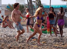 Секси Джулианна Хаф в бикини на съемках в Майами фото #41