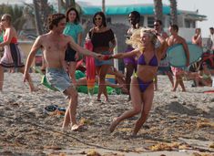 Секси Джулианна Хаф в бикини на съемках в Майами фото #42