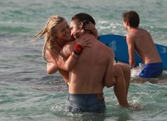 Секси Джулианна Хаф в бикини на съемках в Майами фото #46