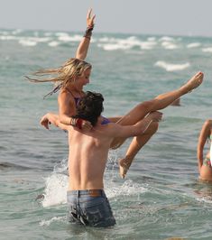 Секси Джулианна Хаф в бикини на съемках в Майами фото #55