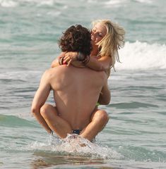 Секси Джулианна Хаф в бикини на съемках в Майами фото #59